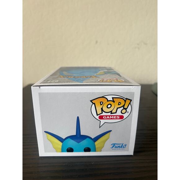 EXCLUSIVE PEARLESCENT Vaporeon Funko Pop #627 Pokemon Games Nintendo Pokecenter - Picture 5 of 6